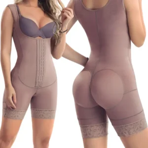 Short senos libres con broches en hombros